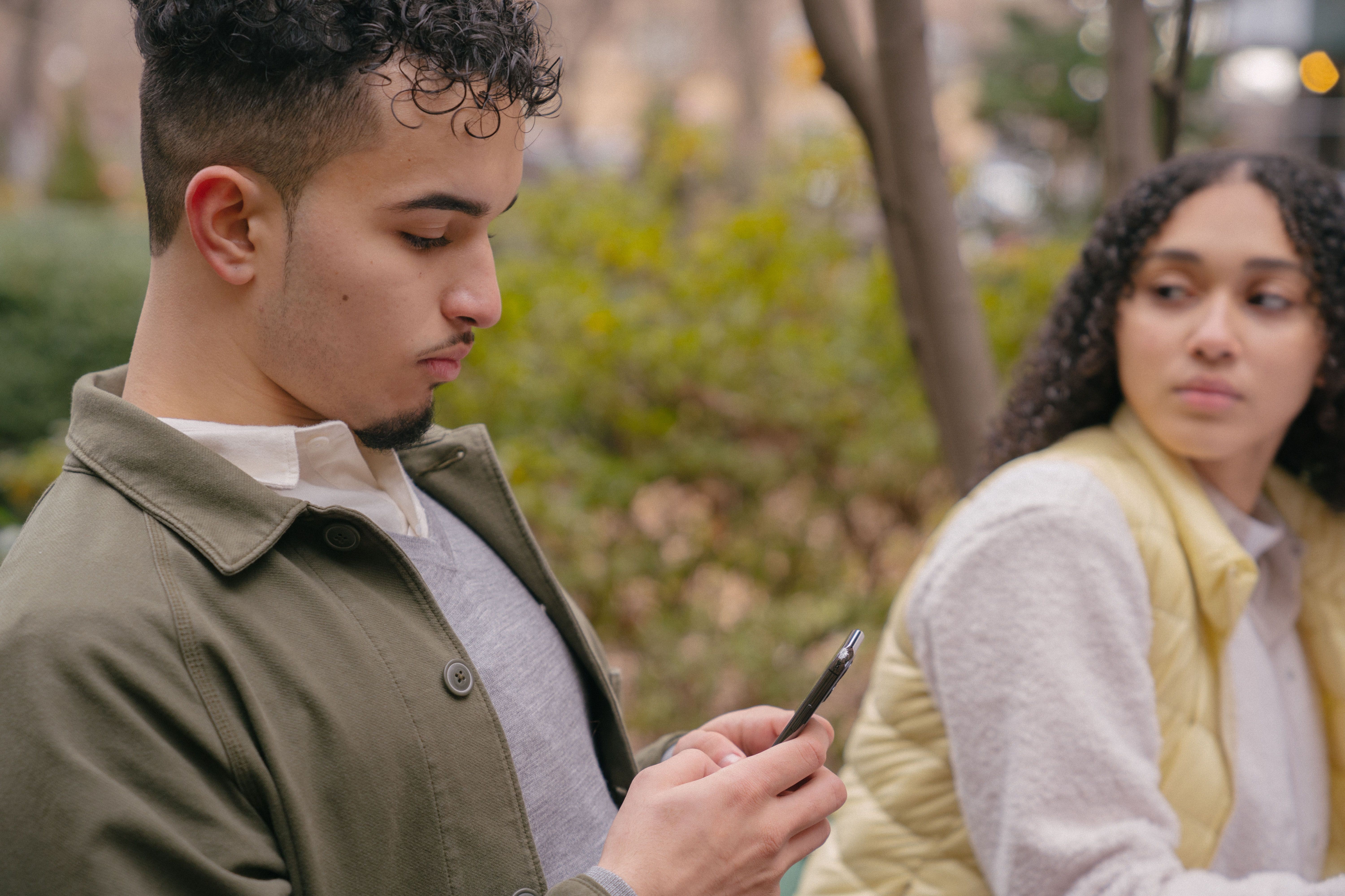 Por que jovens não reconhecem abuso digital no namoro, aponta estudo