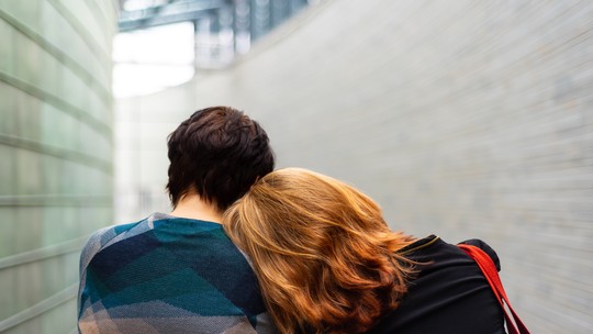 Namora uma pessoa de outro país? Aprender o idioma dela pode melhorar a relação