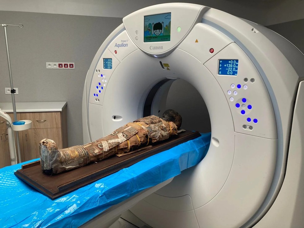 Exames de tomografia permitiram que os pesquisadores estudassem as estruturas internas da múmia sem danificar o material conservador por mais de 2 mil anos — Foto: Marzena Ożarek-Szilke/Universidade de Wrocław