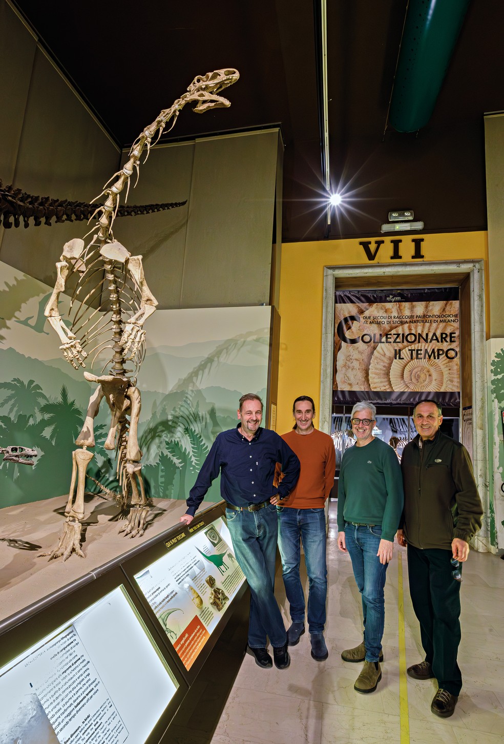 Esqueleto de Plateosaurus engelhardti exposto na sala dos dinossauros do Museu de História Natural de Milão. É o molde de um espécime encontrado na Alemanha, onde existem muitos. As terras emergidas da Lombardia triássica estavam ligadas à atual Europa Central. Na foto, da esquerda para a direita: Cristiano Dal Sasso (MSNM), Fabrizio Berra (UniMi), Fabio Massimo Petti (MUSE/SGI) e Elio Della Ferrera (fotógrafo naturalista profissional) — Foto: Elio Della Ferrera, Arch. PaleoStelvio (PNS, MSNM, SABAP COLC)