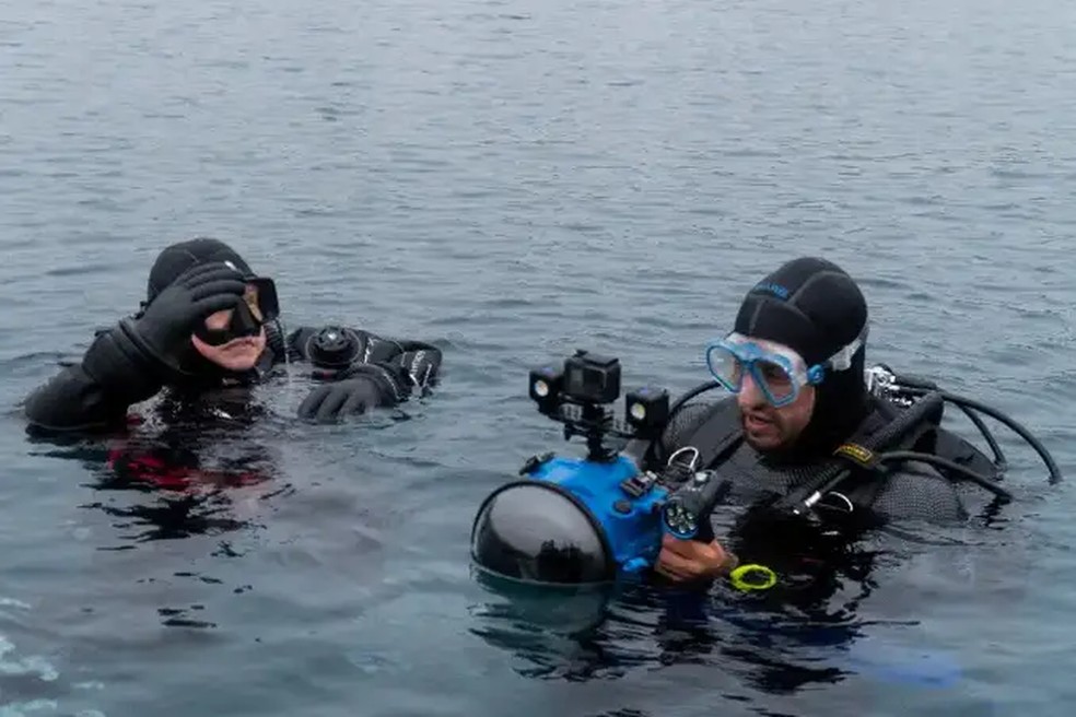 Steven Haining e equipe durante a sessão de fotos subaquática mais profunda — Foto: Guinness World Records