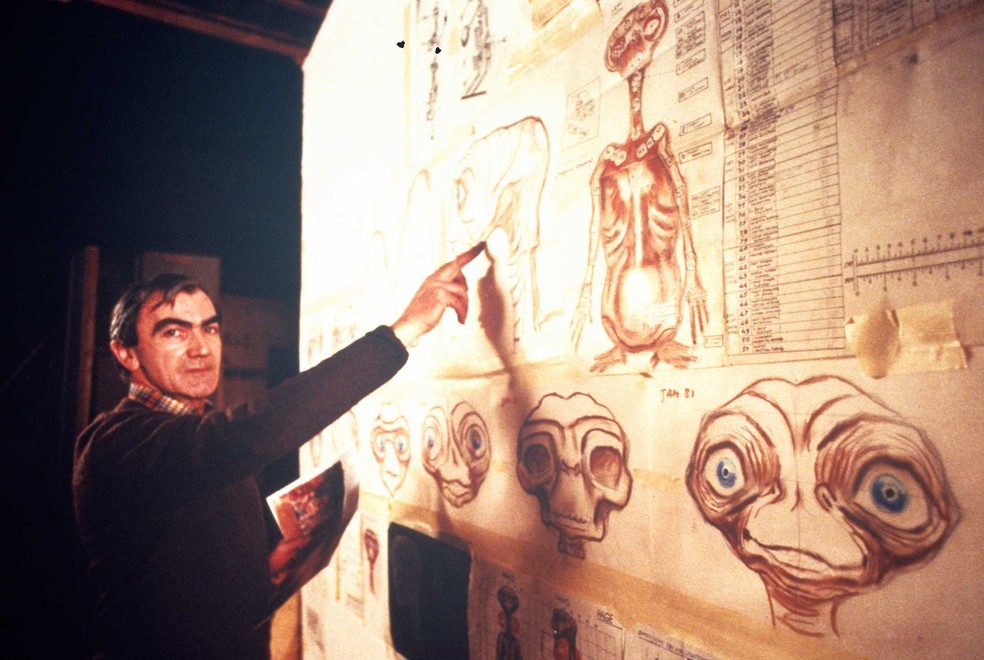 Carlo Rambaldi durante o processo de produção — Foto: Arquivo/Academy of Motion Picture Arts and Sciences