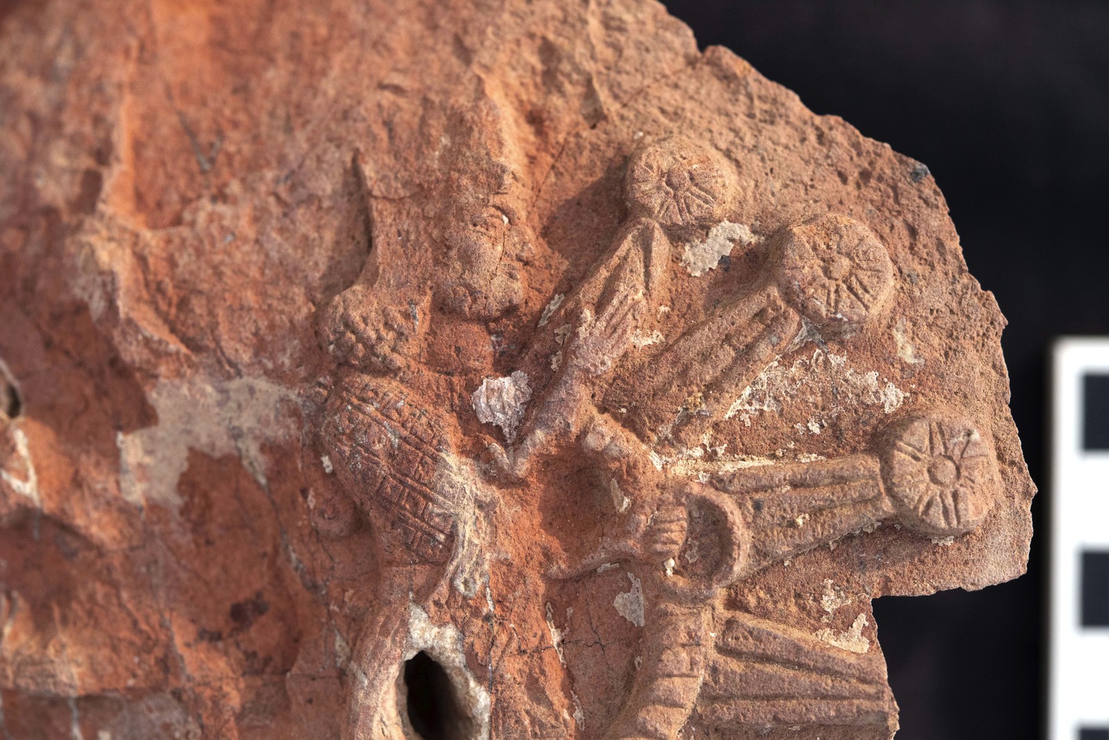 Um fragmento da estela de pedra do templo de Ishtar que retrata a deusa Ishtar  — Foto: Penn Museum 