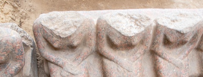 Estátuas sentadas em um banco de encosto feitas com granito rosa — Foto: Egypt today