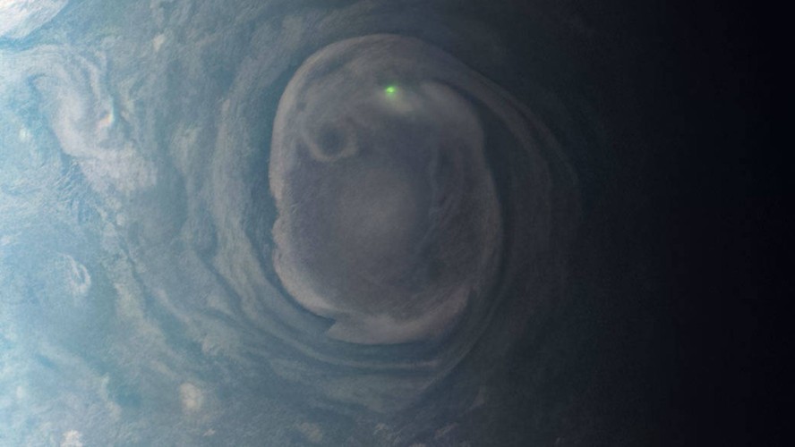 Brilho de um raio em vórtice perto do polo norte de Júpiter