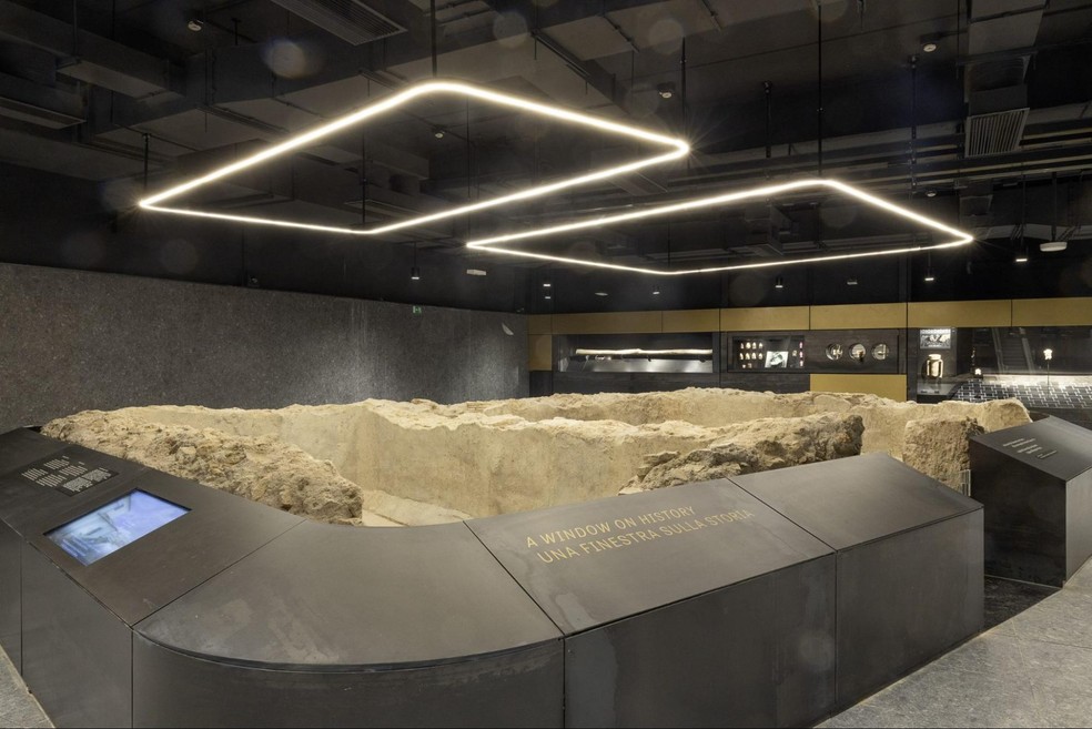 Junto às ruínas, dezenas de relíquias encontradas durante as escavações estão expostas em vitrines de vidro, incluindo jarras, tigelas e grampos de cabelos encontrados em poços — Foto: Divulgação/Parque Arqueológico do Coliseu