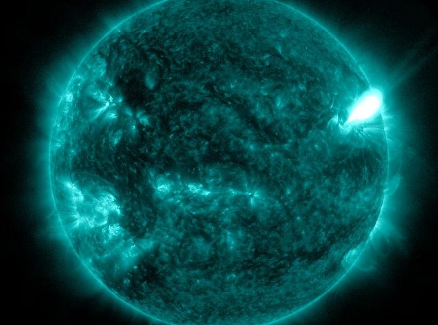 Labareda solar aparece no ponto brilhante da imagem, no lado direito superior