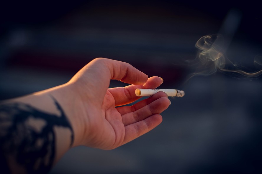 Estudo sugere que rapazes que fumam no início da adolescência correm o risco de danificar os genes dos seus futuros filhos