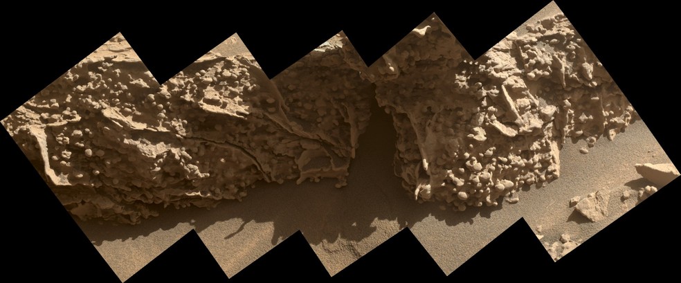 Esses nódulos irregulares foram formados por minerais deixados para trás quando a água subterrânea secou em Marte, bilhões de anos atrás. O rover Curiosity da NASA capturou imagens dessas estruturas do tamanho de ervilhas enquanto explorava formações geológicas chamadas de "boxwork" em 21 de agosto de 2025 — Foto: NASA/JPL-Caltech/MSSS