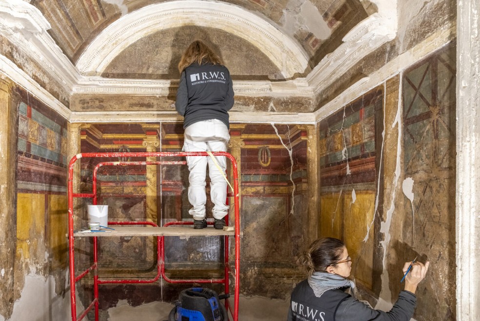 Afrescos em processo de restauração pela equipe de pesquisadores — Foto: Parque Arqueológico de Pompeia