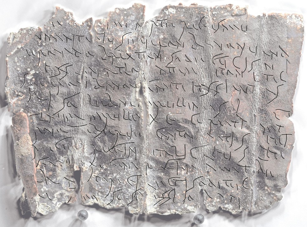 Pesquisadores conseguiram ver o interior da tábua usando a técnica RTI — Foto: Serviço Arqueológico de Orléans