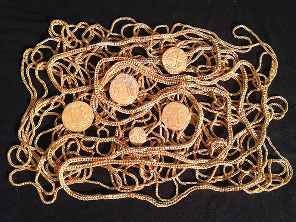 Correntes de ouro localizadas junto aos destroços dos 11 navios naufragados — Foto: FWC