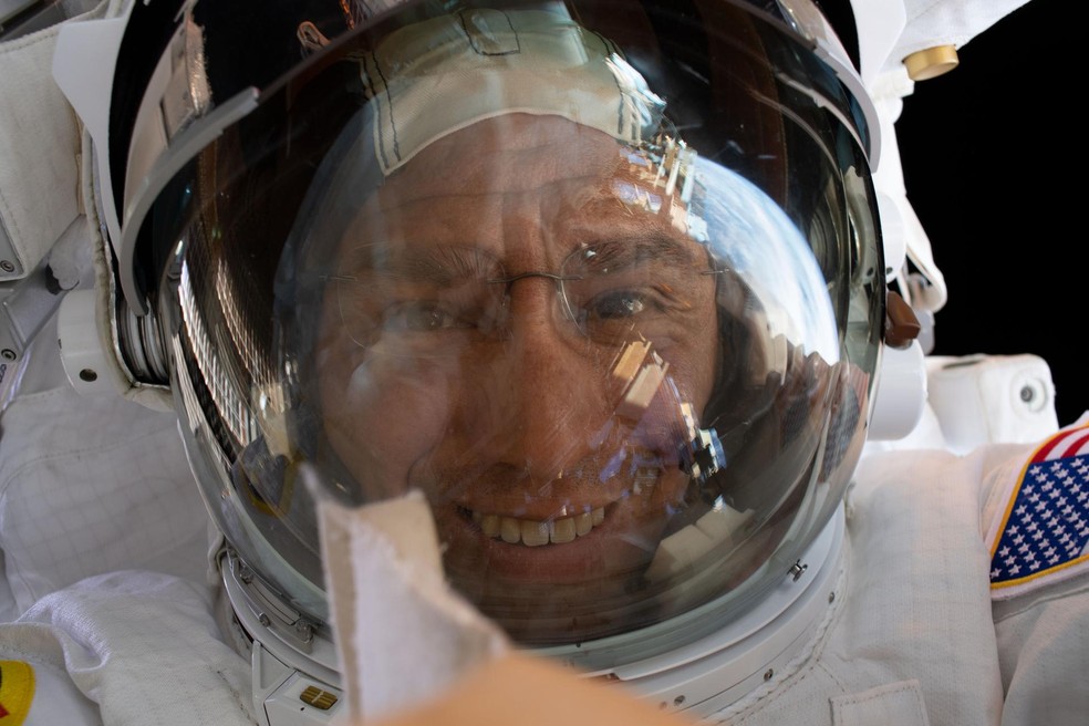 O astronauta e engenheiro de voo da Expedição 68, Frank Rubio, aponta sua câmera para si mesmo e tira uma "selfie espacial" — Foto: Nasa