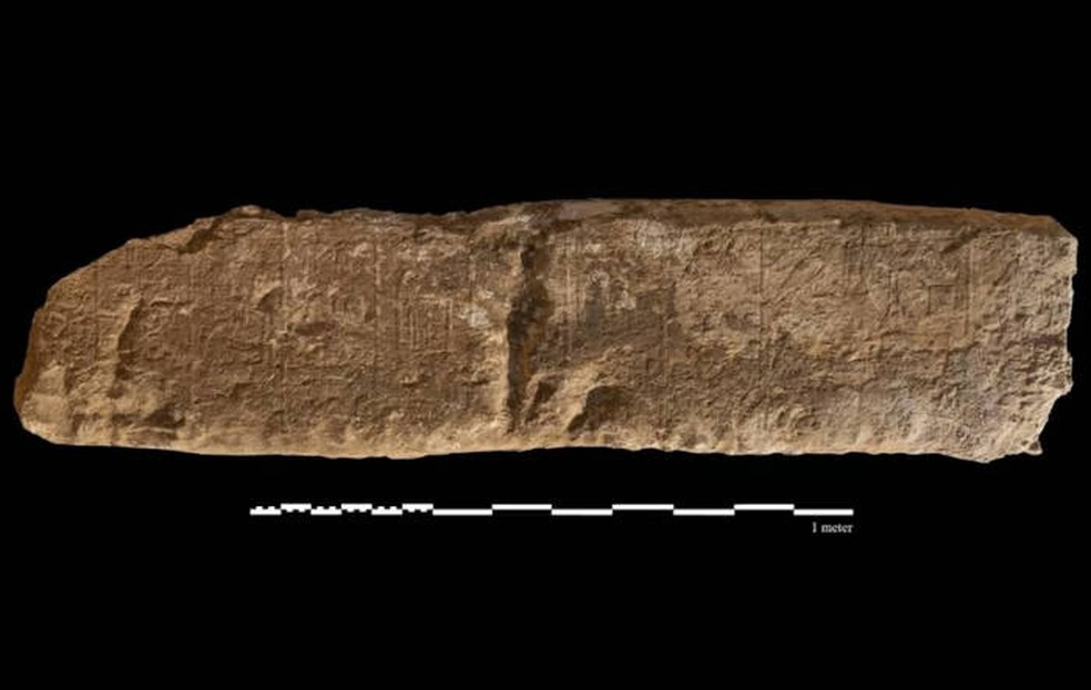 Pedras gravadas com hieróglifos foram descobertas — Foto: Ministério das Antiguidades e do Turismo