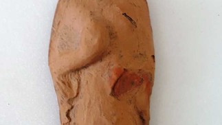Estatueta com forma humana de mulher descoberta nas escavações na Grécia — Foto: Ministério de Cultura da Grécia