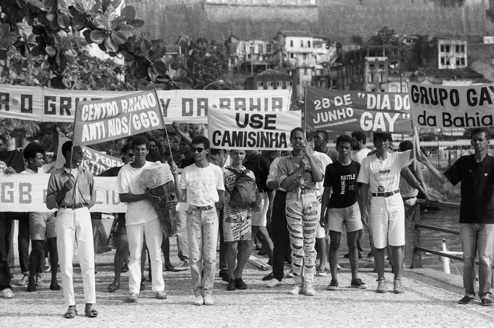 Ato do Grupo Gay da Bahia de conscientização sobre o uso de preservativos em 1991 — Foto: Marcio Lima/Agência O Globo