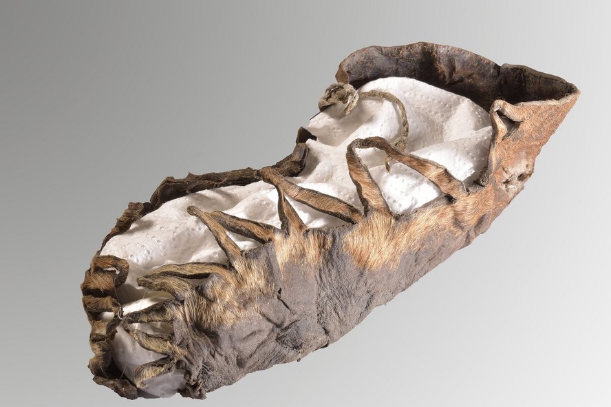 Sapato infantil bem preservado de 2 mil anos descoberto na mina Georgenberg na Áustria