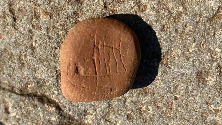 O graffiti foi gravado em uma pedra de argila avermelhada de 2,5 centímetros de largura e data de pouco depois de 800 d.C.