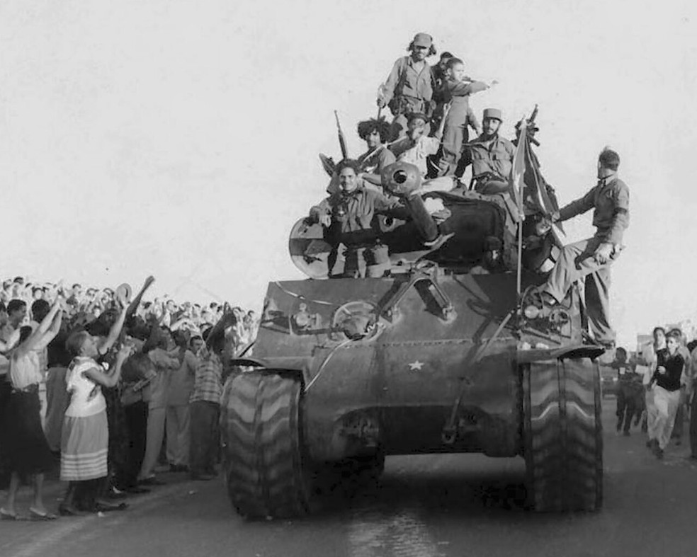 Fidel Castro e suas forças revolucionárias entram triunfalmente em Santiago de Cuba, a bordo de um tanque M4 Sherman capturado, durante a Caravana da Liberdade, consolidando o triunfo da Revolução CubanaFidel Castro e suas forças revolucionárias entram triunfalmente em Santiago de Cuba, a bordo de um tanque M4 Sherman capturado, durante a Caravana da Liberdade, consolidando o triunfo da Revolução Cubana — Foto: Wikimedia Commons