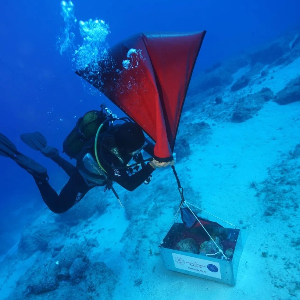 Além dos robôs, a operação ainda contou com o auxílio de mergulhadores profissionais — Foto: Reprodução/Instagram (@arkeolojihaber)