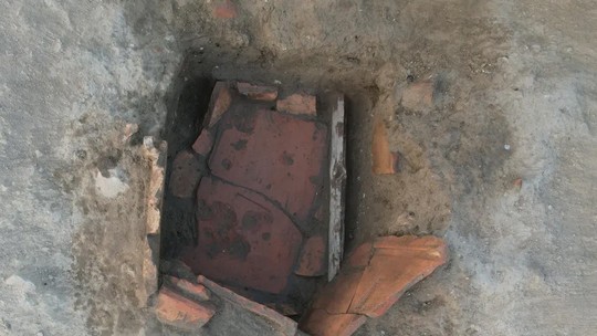 "Geladeira" romana com recipientes de vinho e ossos é achada na Bulgária