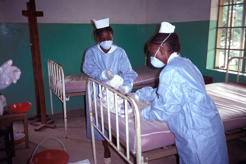 Enfermeiras trocando lençóis em uma ala de isolamento durante o surto de Ebola em Kikwit, em 1995 — Foto: Wikimedia Commons
