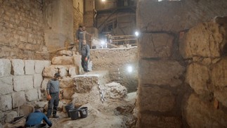 Pesquisadores trabalham no processo de escavação dos restos da muralha — Foto: Gabriel Volcovich/Emil Aladjem/IAA