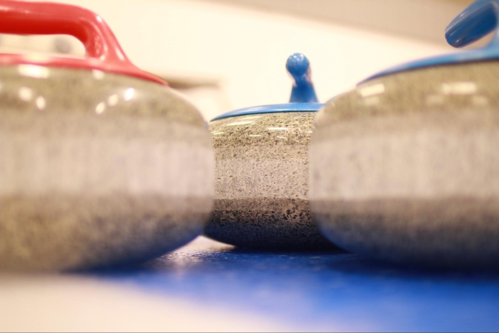 A divisão entre a área de impacto e a rocha principal da pedra de curling acontece devido às diferenças das estruturas minerais de cada parte — Foto: Sigve Indregard/Flickr