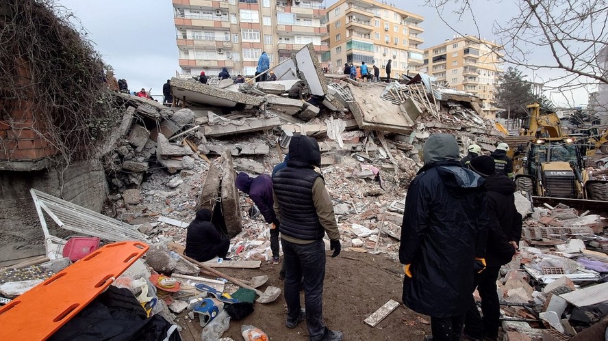 Desabamento de centro comercial na província de Diarbaquir, ocorrido após o terremoto que afetou a Turquia no último dia 6 de fevereiro