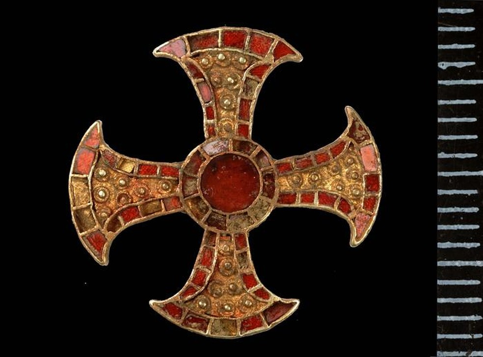 A cruz de Trumpington, um artefato descoberto junto aos restos da jovem do século 7 — Foto: Unidade Arqueológica da Universidade de Cambridge