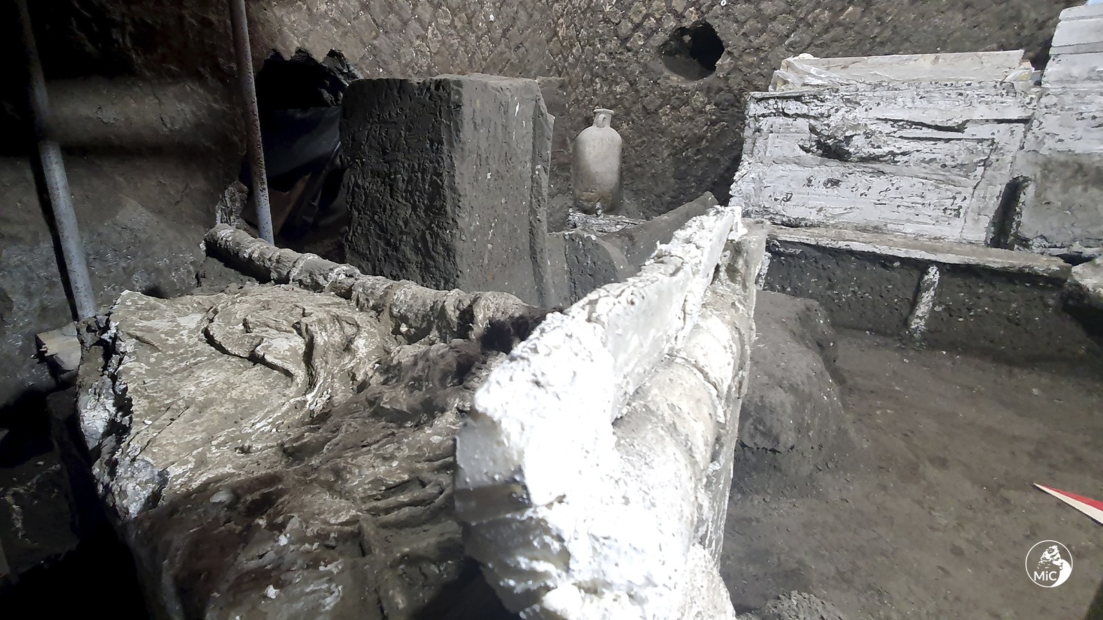 Mobília de um quarto destinado aos escravos foi encontrada na vila romana de Civita Giuliana, a cerca de 600 metros das muralhas da antiga Pompeia — Foto: Ministério da Cultura Italiano