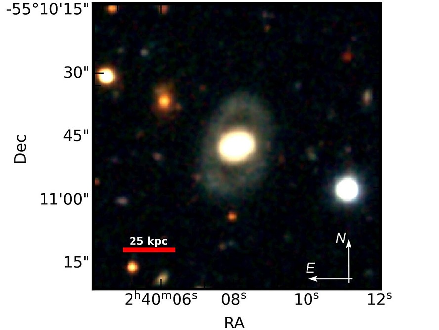 Imagem composta óptica em cores da galáxia DJ0240