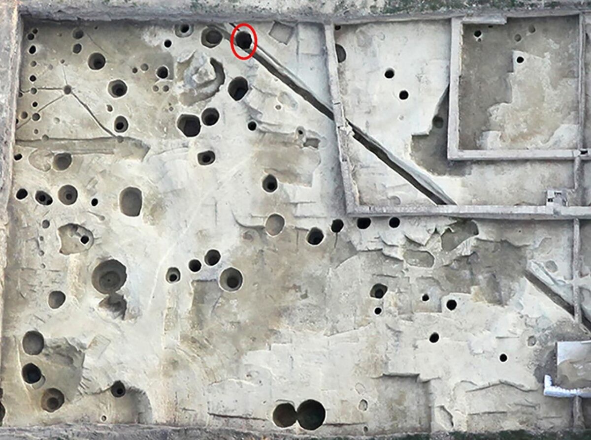 A localização exata do poço SU 233/234 durante a escavação (no círculo vermelho) — Foto: M. Novak et al.