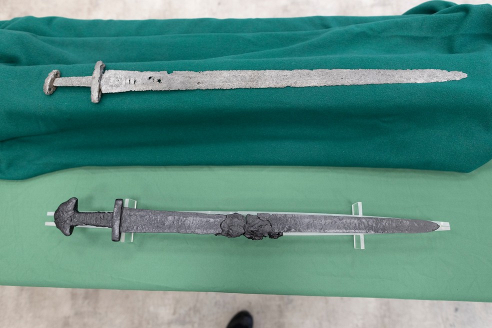 Espada entrará para museu ao lado de outro exemplar encontrado na década de 1970 — Foto: S. Skibicki/Museu do Exército em Białystok/Facebook