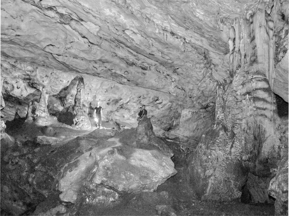 O salão principal da Caverna Te'omim, olhando para o leste — Foto:  B. Zissu sob o Projeto Arqueológico da Caverna Te'omim