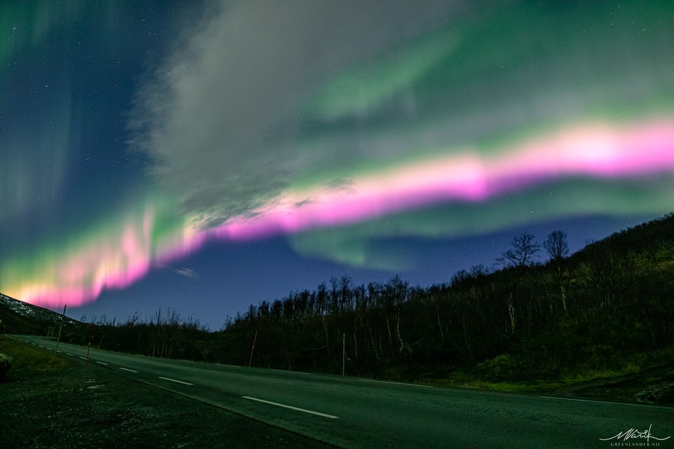 Buraco no campo magnético da Terra forma raras auroras boreais cor
