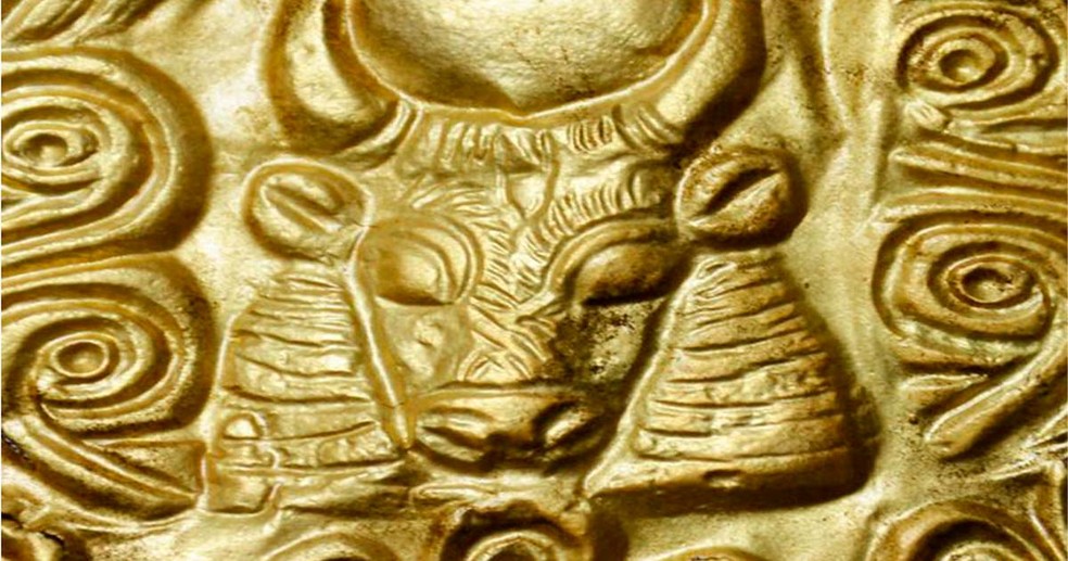 Detalhe de diadema de touro encontrado em uma das tumbas de 1350 a.C. — Foto: P.M. Fischer
