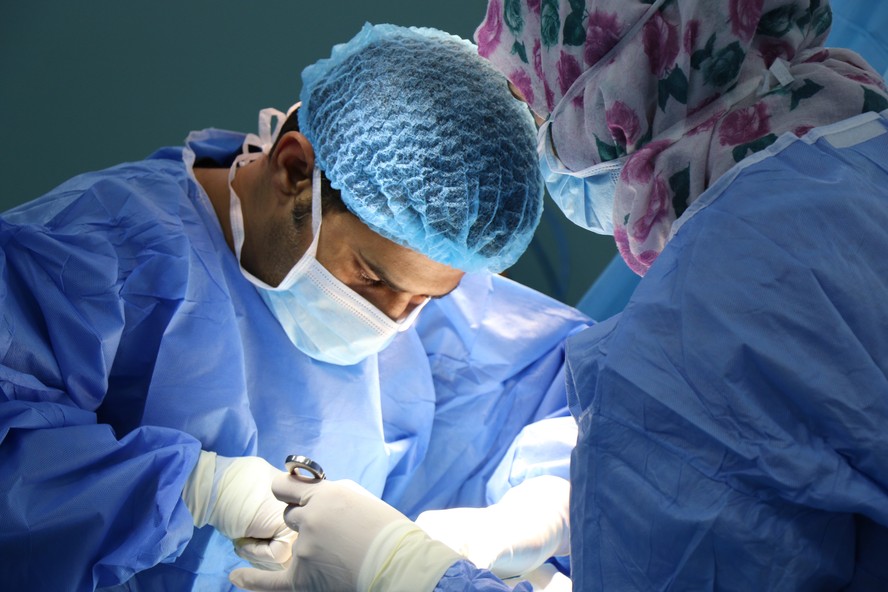 A cirurgia bariátricas envolvendo bypass gástrico consiste na retirada de uma parte do estômago