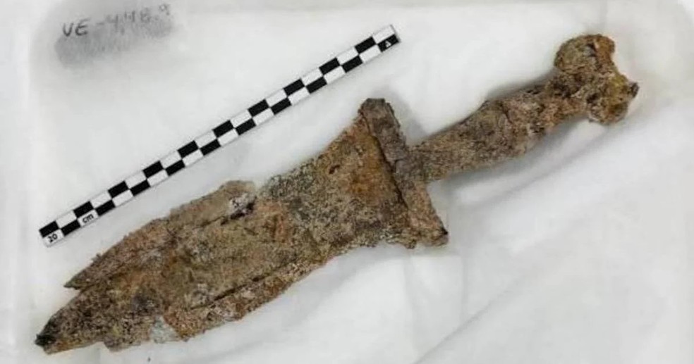 'Pugio' encontrado no sítio arqueológico Cortijo Lobato — Foto: Divulgação/Tera SL