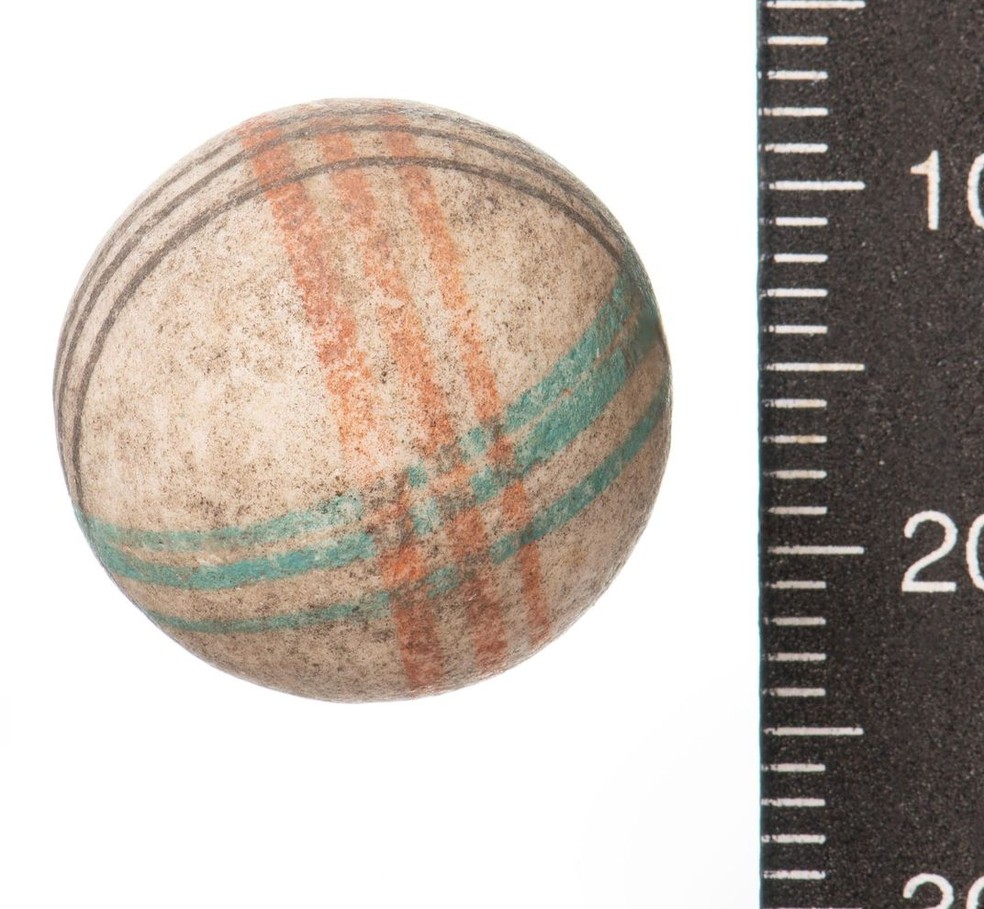 Os arqueólogos também encontraram bolinhas de gude em um bueiro coberto e revestido por tijolos. Talvez as crianças tenham as perdido durante uma brincadeira no recreio — Foto: Museu de Arqueologia de Londres (MOLA)