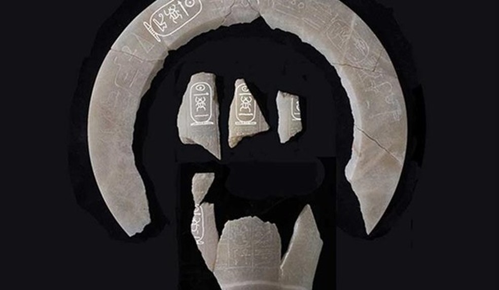 Alguns dos fragmentos de cerâmicas encontrados na tumba — Foto: Egypt State Information Service