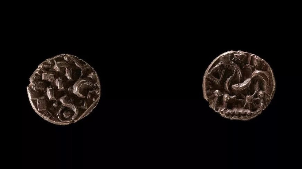 Detalhes entalhados nas moedas encontradas em Anglesey — Foto: Divulgação/Amgueddfa Cymru/Museu Nacional