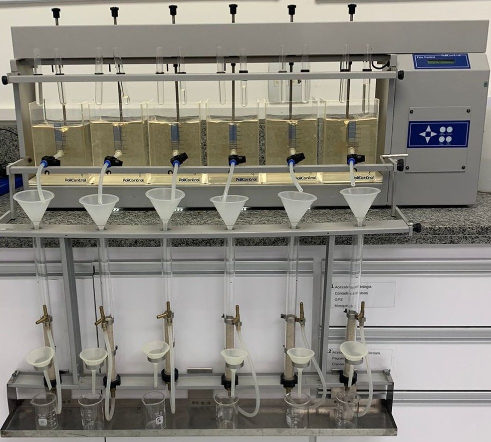 Jar Test simula, em pequena escala, tratamento de água: experimentos mostraram boa eficiência da semente de moringa para coagulação de microplásticos — Foto: Gabrielle Batista