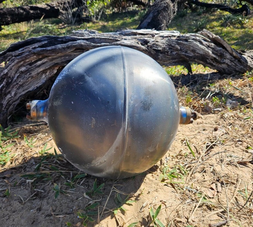 Agência Espacial Australiana identifica esferas metálicas de foguete estrangeiro em praia de Queensland