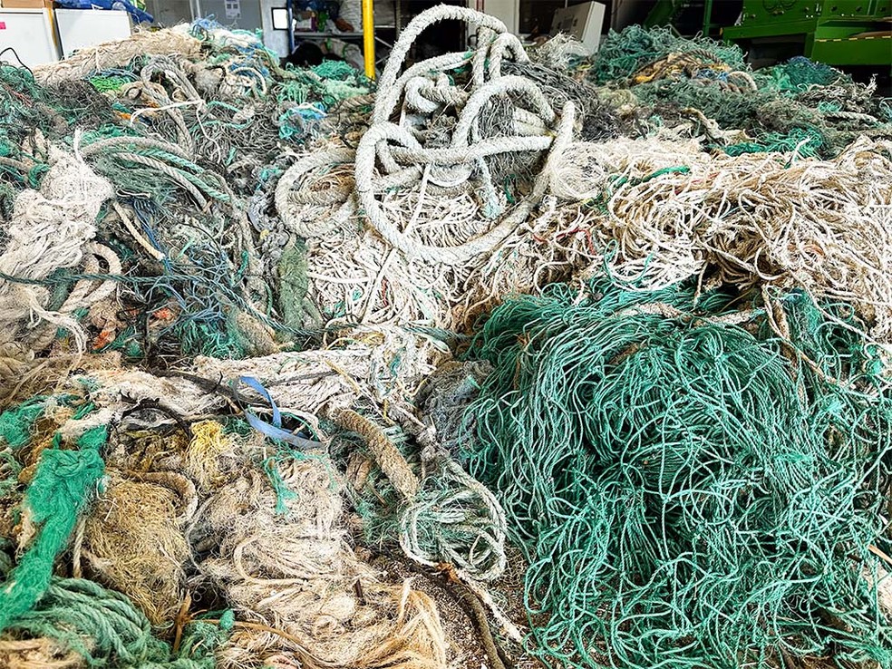 Segundo o Science News, 90 toneladas de lixo plástico já foram removidas do Oceano Pacífico e mais de uma tonelada de redes de pesca foram incorporadas às ruas havaianas — Foto: Divulgação/Universidade Hawaii Pacific