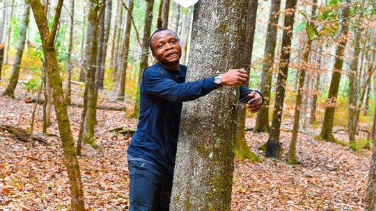 Ativista de Gana abraça mais de mil árvores em uma hora e bate recorde