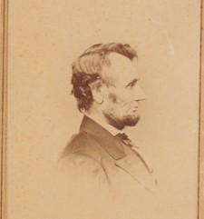 Fotografia autografada de Abraham Lincoln encontrada em escrivaninha antiga é vendida por R$ 800 mil