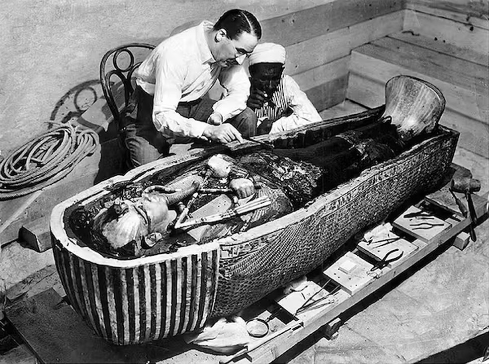 Howard Carter abre o santuário mais interno da tumba do rei Tutancâmon — Foto: The New York Times/Wikimedia Commons