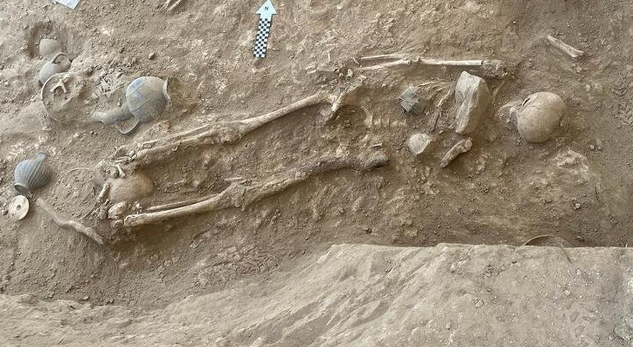 Um dos esqueletos com presentes no túmulo achados por expedição arqueológica da Universidade de Gotemburgo