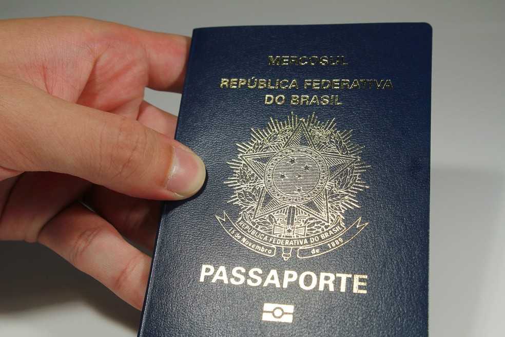 Tem um documento como este, leitor? Com a digitalização, é possível que a versão física deixe de ser imprescindível para muitas viagens — Foto: Marcos Santos/USP Imagens